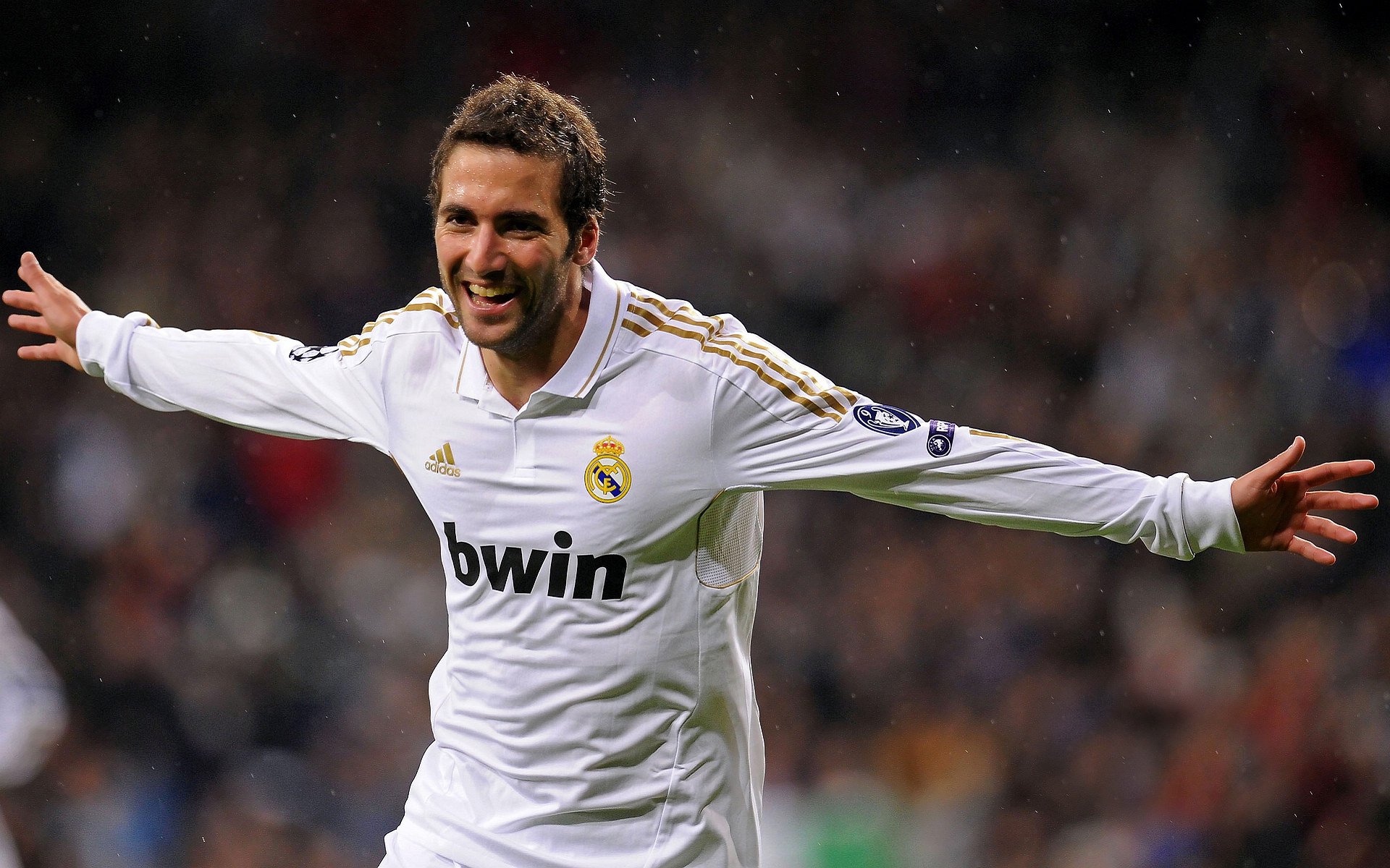 欧洲足球盛宴继续燃烧，队伍展现团结力量，看一下欧洲足球